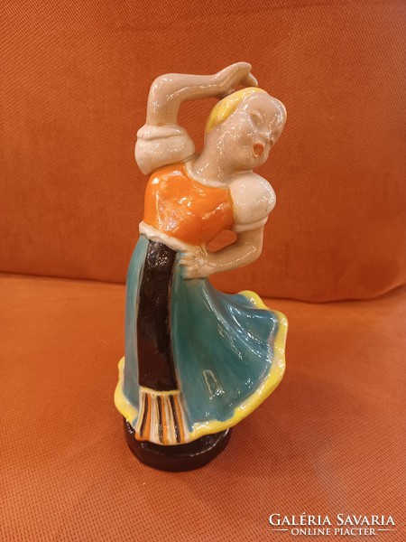Hops folk pottery, dancer