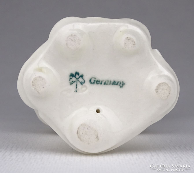 1G993 Antik ENS porcelán kisfiú rózsacsokorral 13 cm