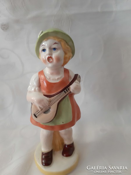 Kézzel festett kerámia éneklő kislány, mandolinnal