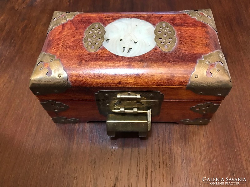 Chinese musical lacquer box with jade decoration.Xx.Szd. Second half.