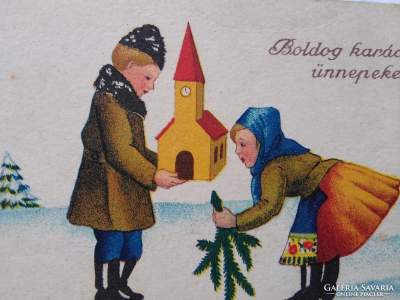 Régi grafikus, karácsonyi képeslap/üdvözlőlap pár népviseletben, templom, fenyőág 1930 körüli