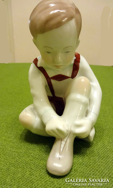 Aquincum porcelain, little boy lacing his shoes