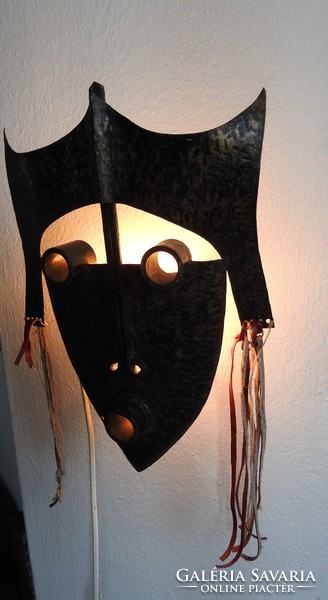 Iparművészeti ötvösmunka : fém maszk lámpa - falilámpa