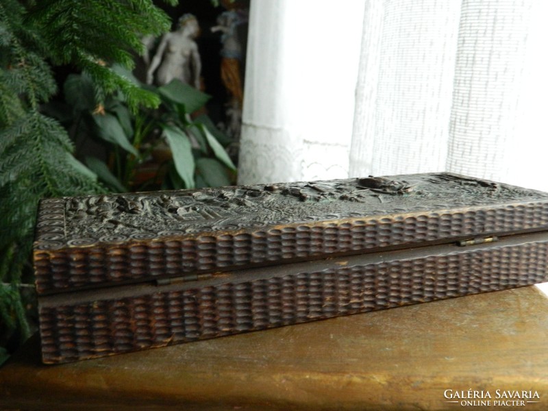 Antik faragott fa díszdoboz - kártya doboz , bronz katonai jelenetes életképpel
