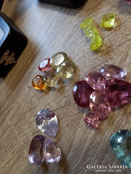 Synthetic gemstones at unit prices