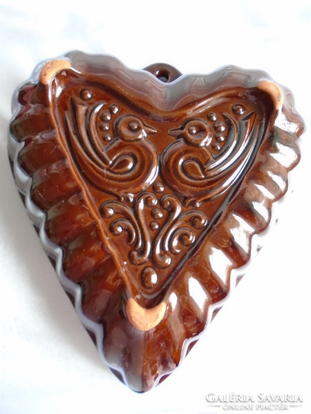 Szív alakú jelzett mázas kerámia  sütőforma.