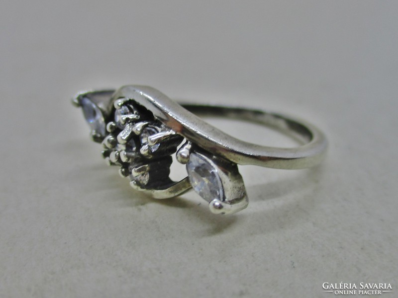 Gyönyörű  ezüst gyűrű fehér kövekkel