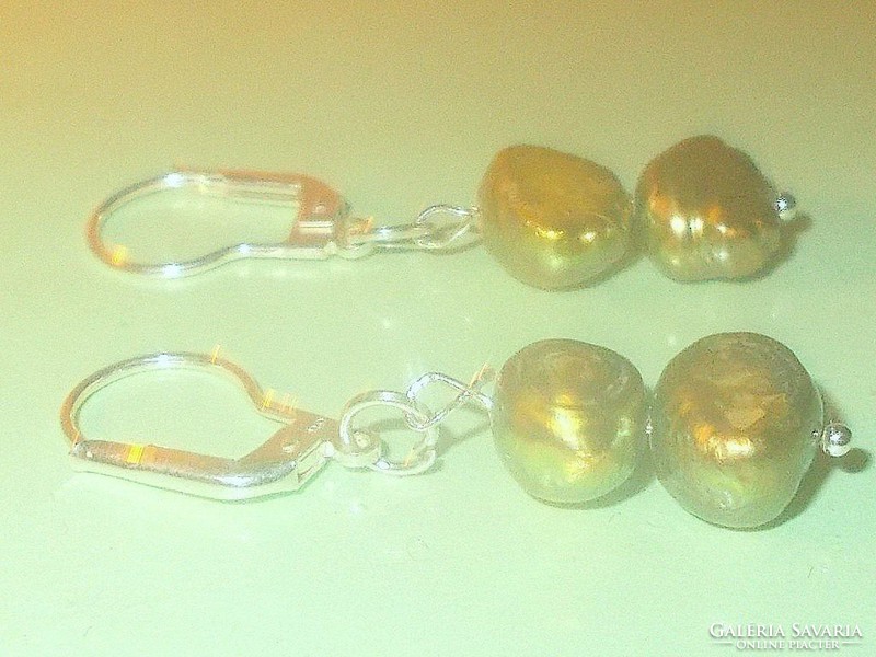 Real pearl earrings with eosin shine