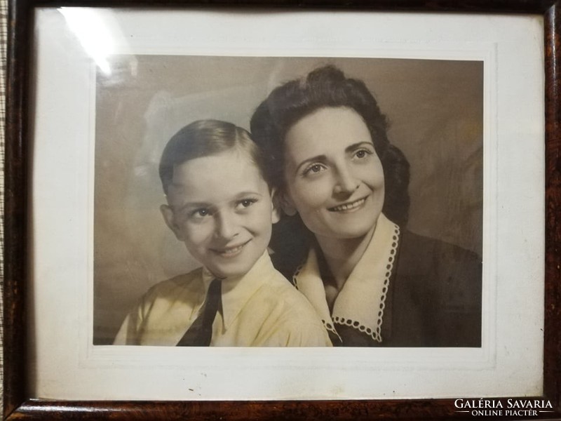In a beautiful family portrait photo: dancer Péter Ledniczky and his mother in 1952.