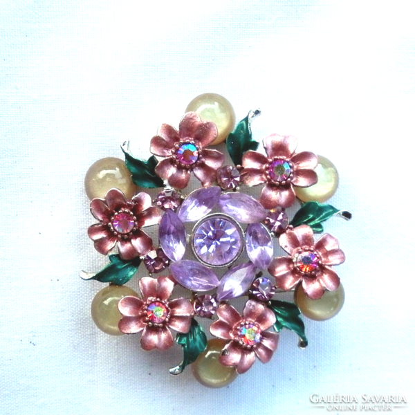 Retro bouquet of brooches