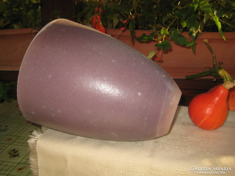 Hard pot, or pot, purple, for planting spring flowers, 20 x 23 cm