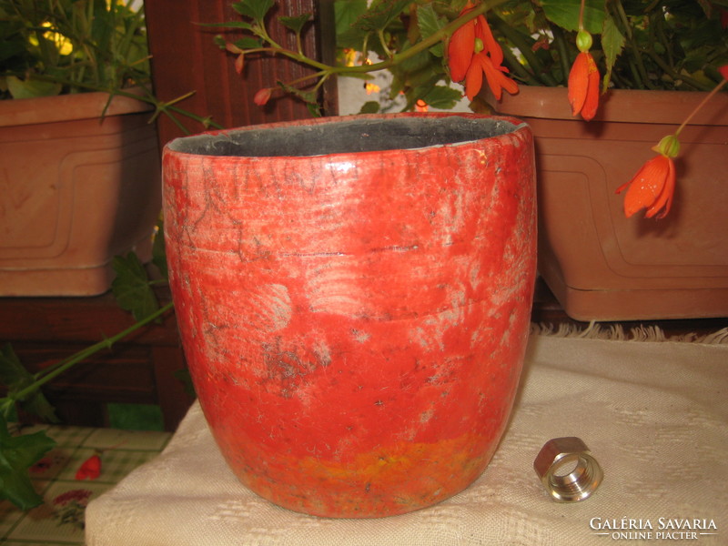 Kemény cserép vagy kaspó ,  piros hordó alakú  , a tavaszi virág ültetéshez ,16 x 16 cm