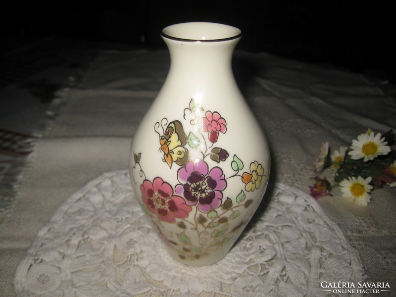 Zsolnay  kézzel festett   porcelán fajansz váza , lepkés  13 cm