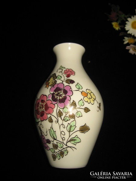 Zsolnay  kézzel festett   porcelán fajansz váza , lepkés  13 cm