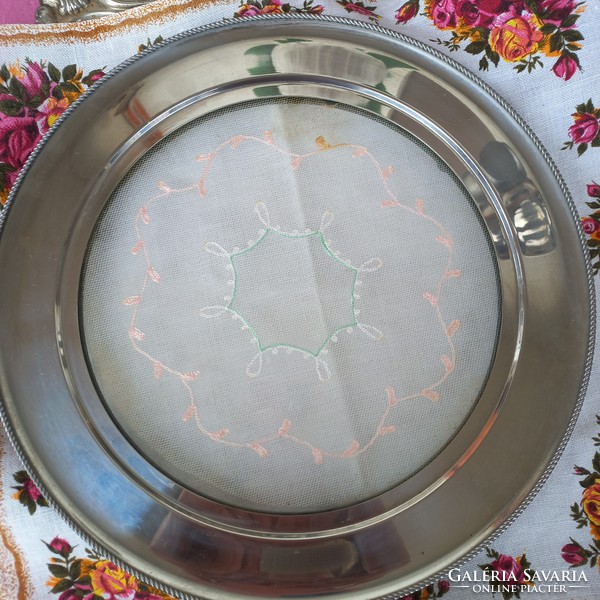 Tray with silver-plated lace insert