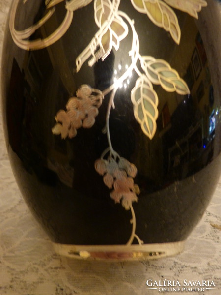 Ezüstbetétes porcelán váza.