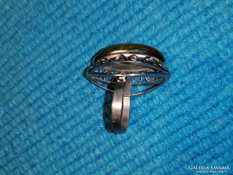 Régi orosz öntött borostyán köves gyűrű (212)