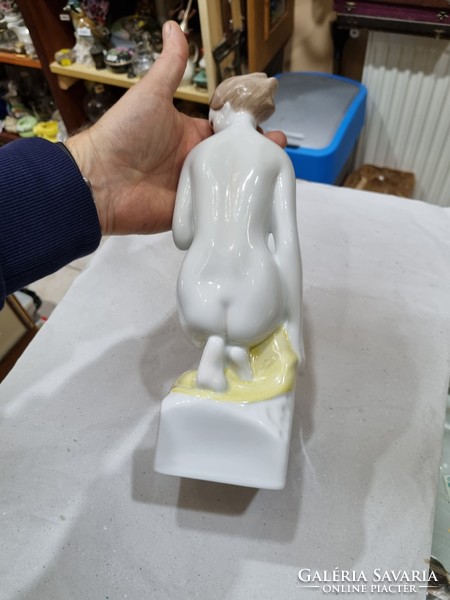 Hollóházi porcelán figura