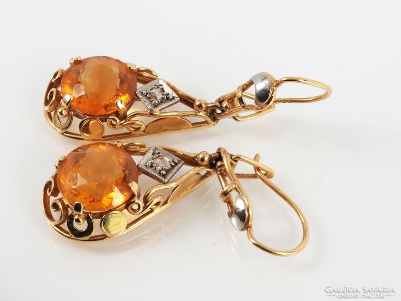 Pair of antique gold earrings with diamond and lemon