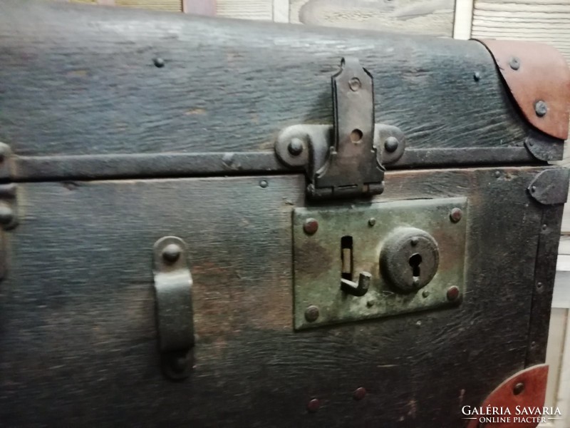 Fa bőrönd, kis méretű jelzett bőrönd, utazó koffer a 20. sz. elejéről
