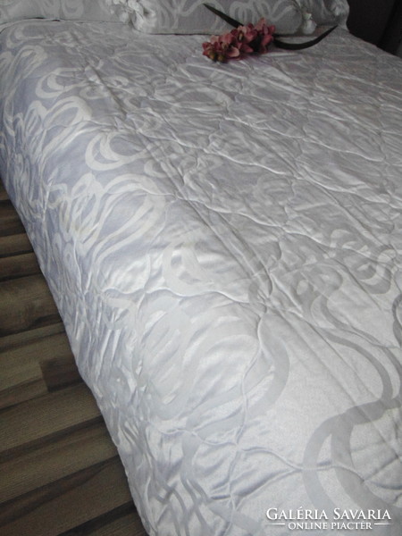 Csodaszép fehér ágytakaró párnahuzatokkal