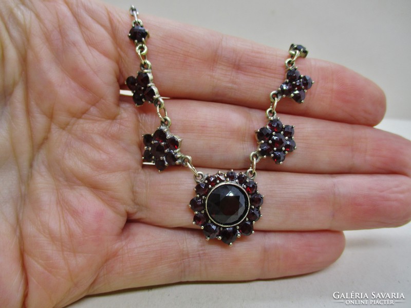 Beautiful old silver necklace with garnet