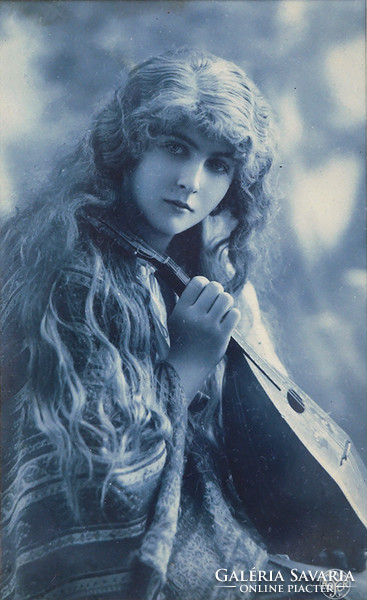 Antik, francia képeslap bekeretezve. Fiatal színésznő lanttal. 1910-es évek.
