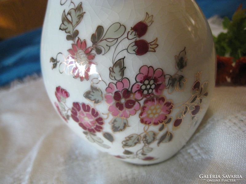 Zsolnay ,  kézzel festett váza , szignós    10 x 13  cm