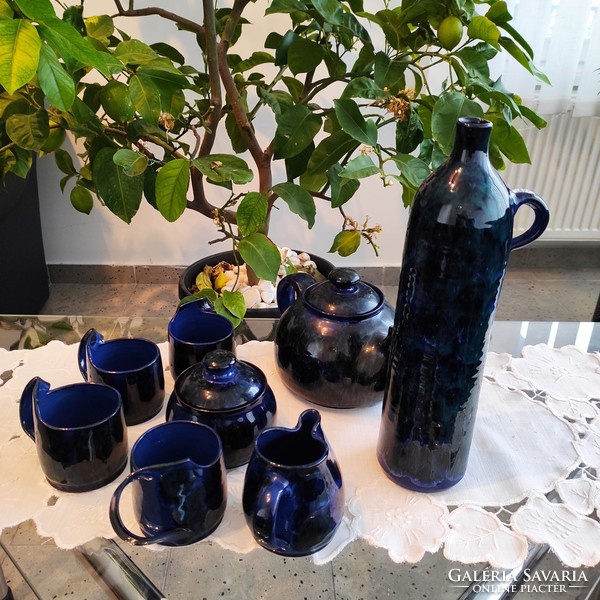 Nem mindennapi,dekoratív, sötétkék kerámia teás/kávéskészlet hozzávalókkal és vázával