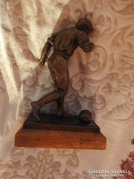 Bronz focista szobor - jelzett