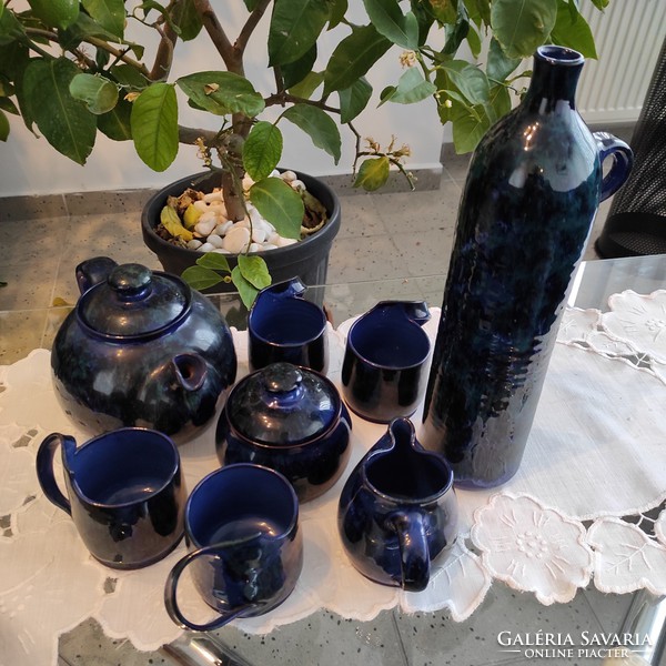 Nem mindennapi,dekoratív, sötétkék kerámia teás/kávéskészlet hozzávalókkal és vázával