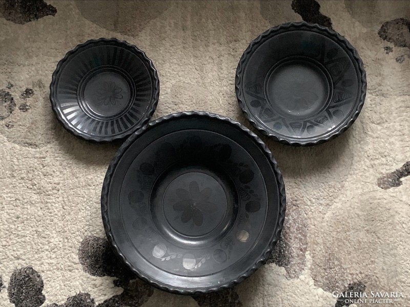 Retro Karcagi fekete kerámiák, 3 falitál és 1 váza, 34,5 cm. a legnagyobb tányér