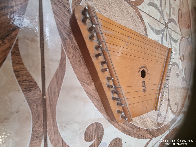 Old small zither