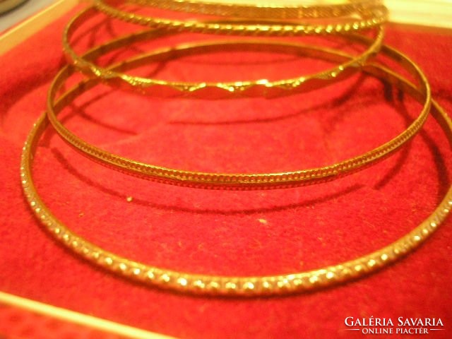 N16 6 gold bracelets with different patterns with a diameter of 7 cm