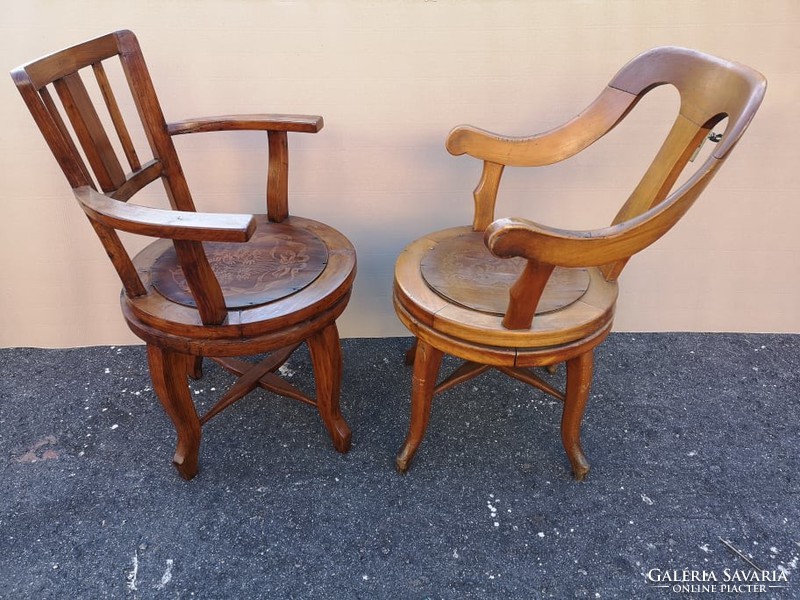 2 db. régi fodrász / borbély szék.