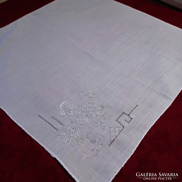 Fehér, lepkés díszzsebkendő, jegykendő, 30 x 31 cm