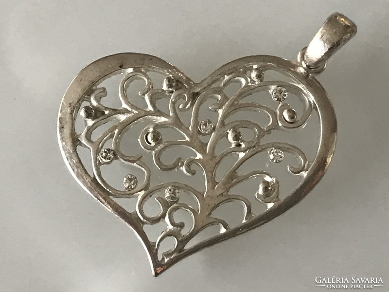 Ezüstözött szív alakú medál cizellált mintával, ragyogó kristályokkal, 4,5 cm