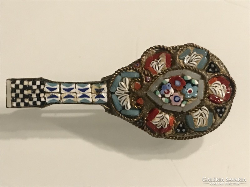 Antik muránói mikromozaik bross mandolint formázva, 4,5 cm hosszú