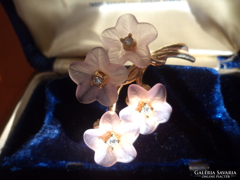 Bouquet of jewelry brooches