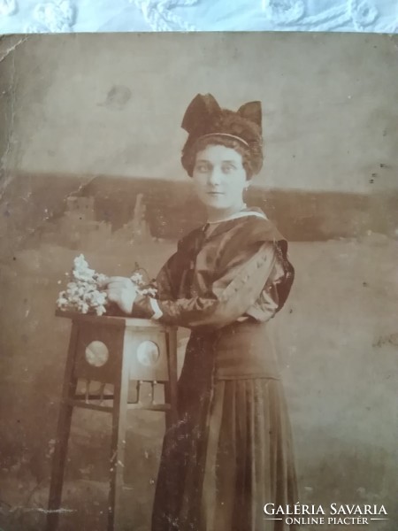 Antik szépia műtermi fotólap, fiatal nő masnis fejdísszel, Mona Lista Budapest műterem 1918