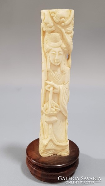Csontból készült Gésa szobor, dísztárgy