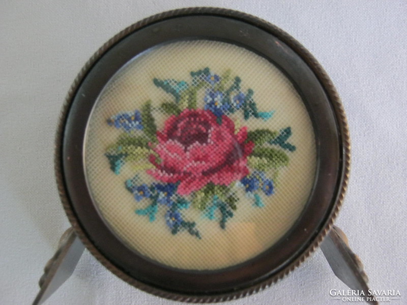 Bronze napkin holder with embroidered rose tapestry decoration