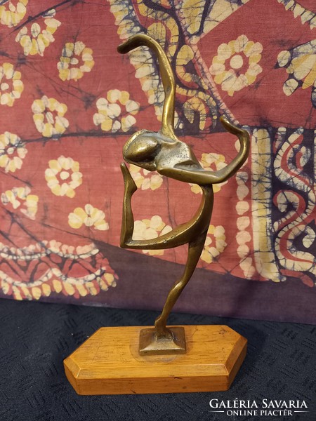 Bronze statue of a dancing lady