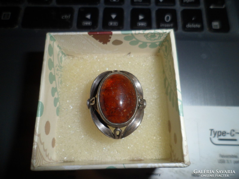 Silver ring / amber