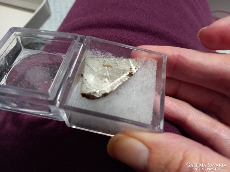 Eredeti tekintélyes 2,5 cmx 2,1 cm  Muonionalusta meteorit gyűjteménybe!! Nem kínai hamisitvany°°