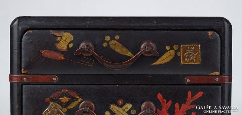 1H183 Antik keleti kisméretű háromfiókos kézifestett fekete kínai ékszertartó szekrény