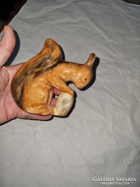 Kerámia mókus figura