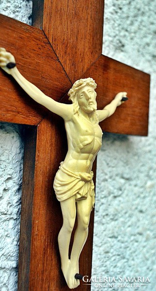 IB. Antik, CSONT - őrlemény ANYAGÚ Jézus Krisztus a kereszten, 35 cm keményfa kereszttel, az 1910-es