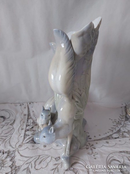 Spanyol nagyméretű porcelán váza mókusokkal