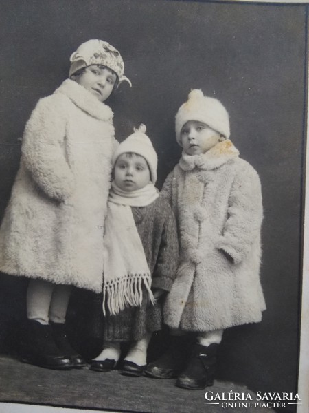 Antik műtermi fotólap gyerekek télikabátban 30-as évek körüli